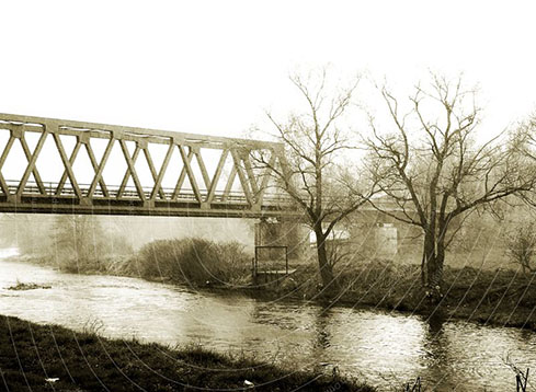 Eisenbahnbrücke im Regen